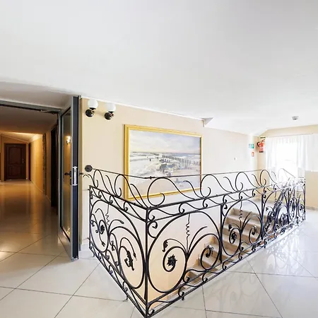 ベッド・アンド・ブレックファスト Stratos